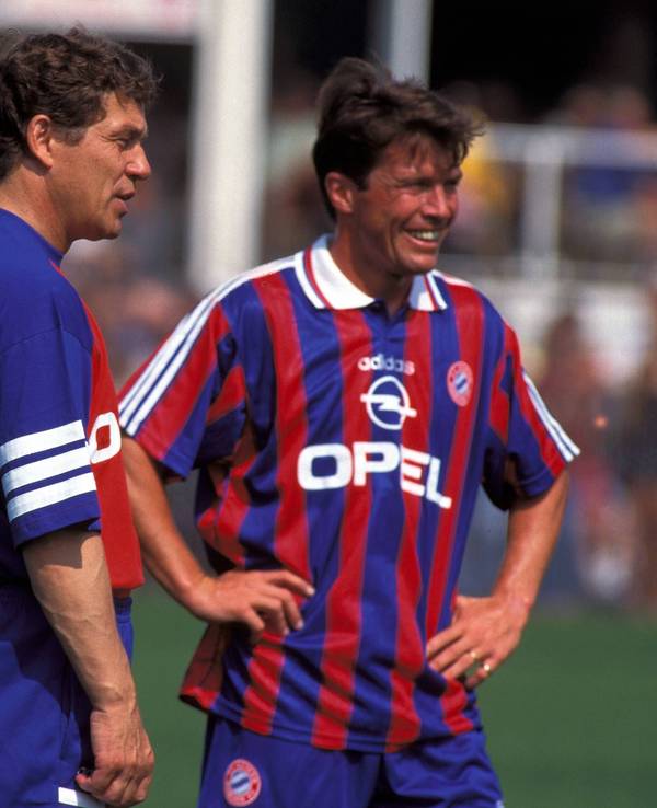Jürgen Klinsmann, Otto Rehhagel und Lothar Matthäus mit guter Laune beim Training.