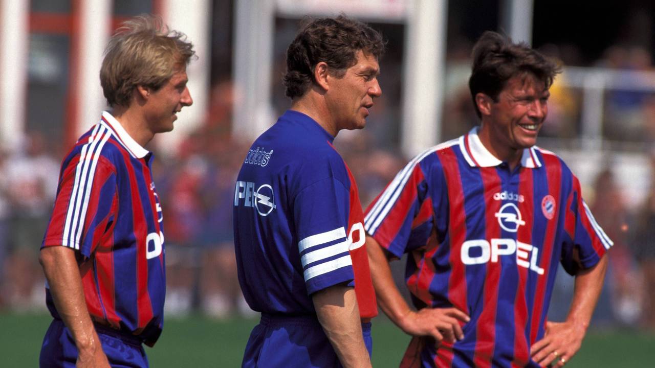 Jürgen Klinsmann, Otto Rehhagel und Lothar Matthäus mit guter Laune beim Training.