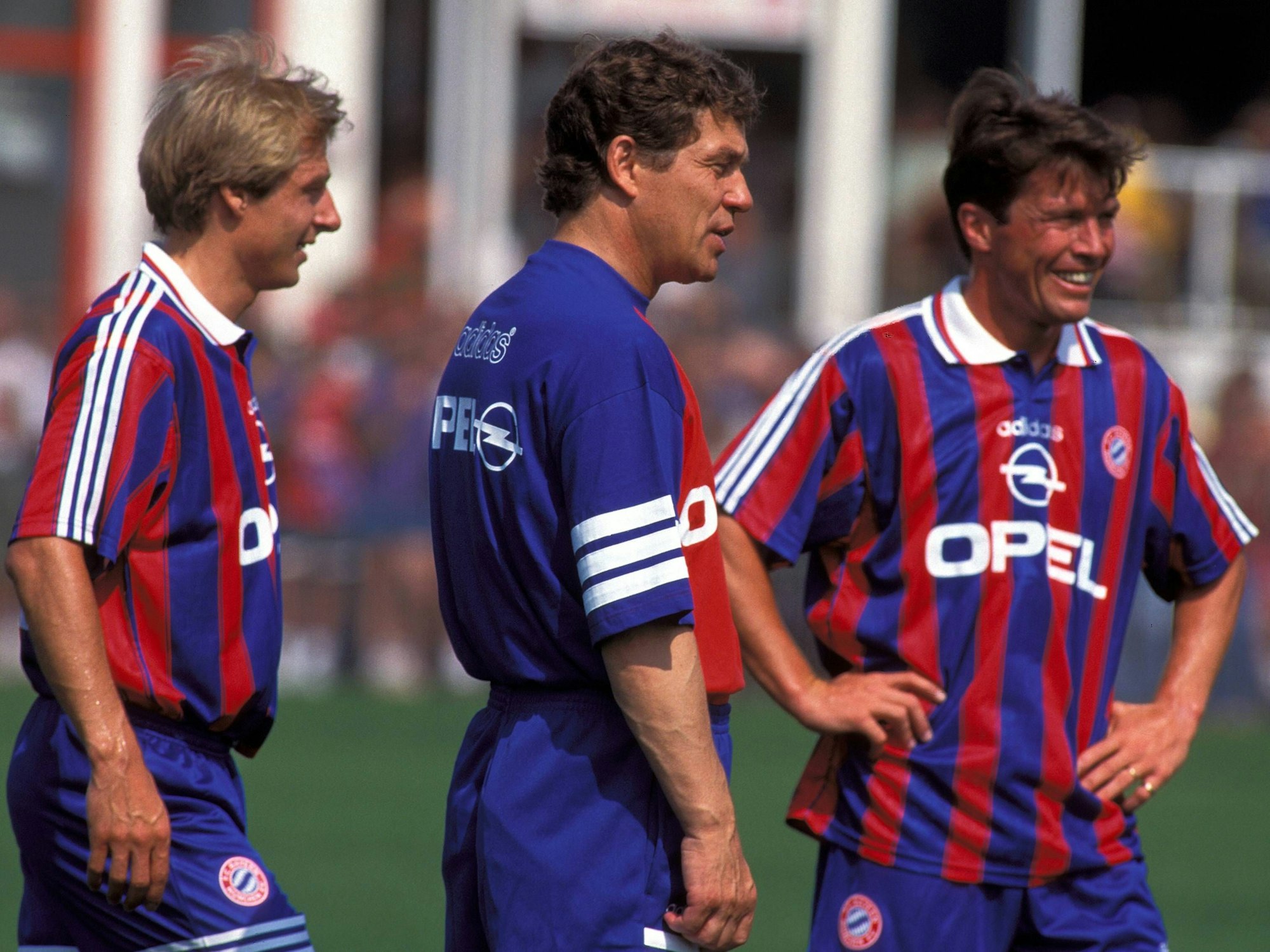 Jürgen Klinsmann, Otto Rehhagel und Lothar Matthäus mit guter Laune beim Training.