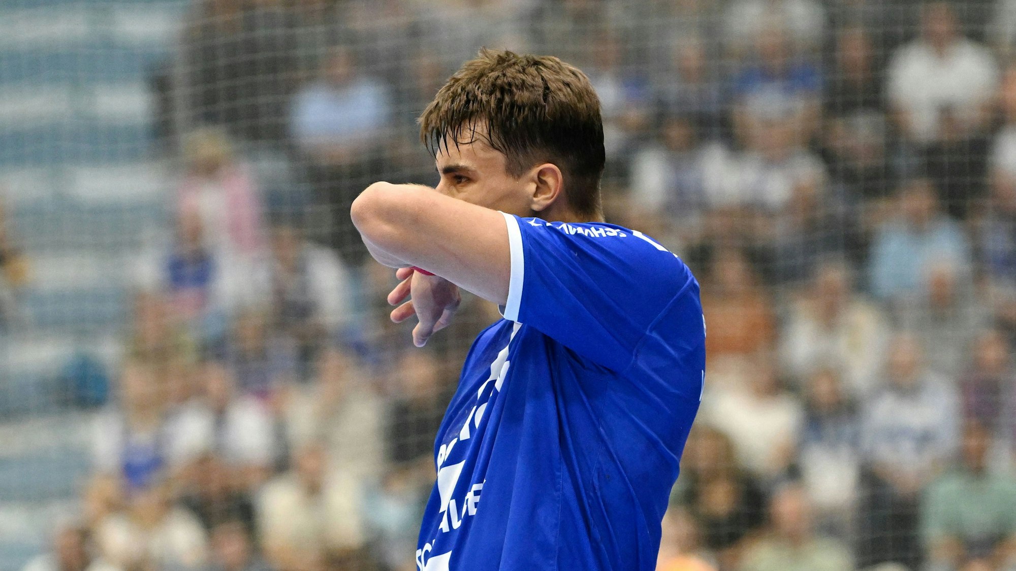 Julian Köster wischt sich den Schweiß vom Gesicht.