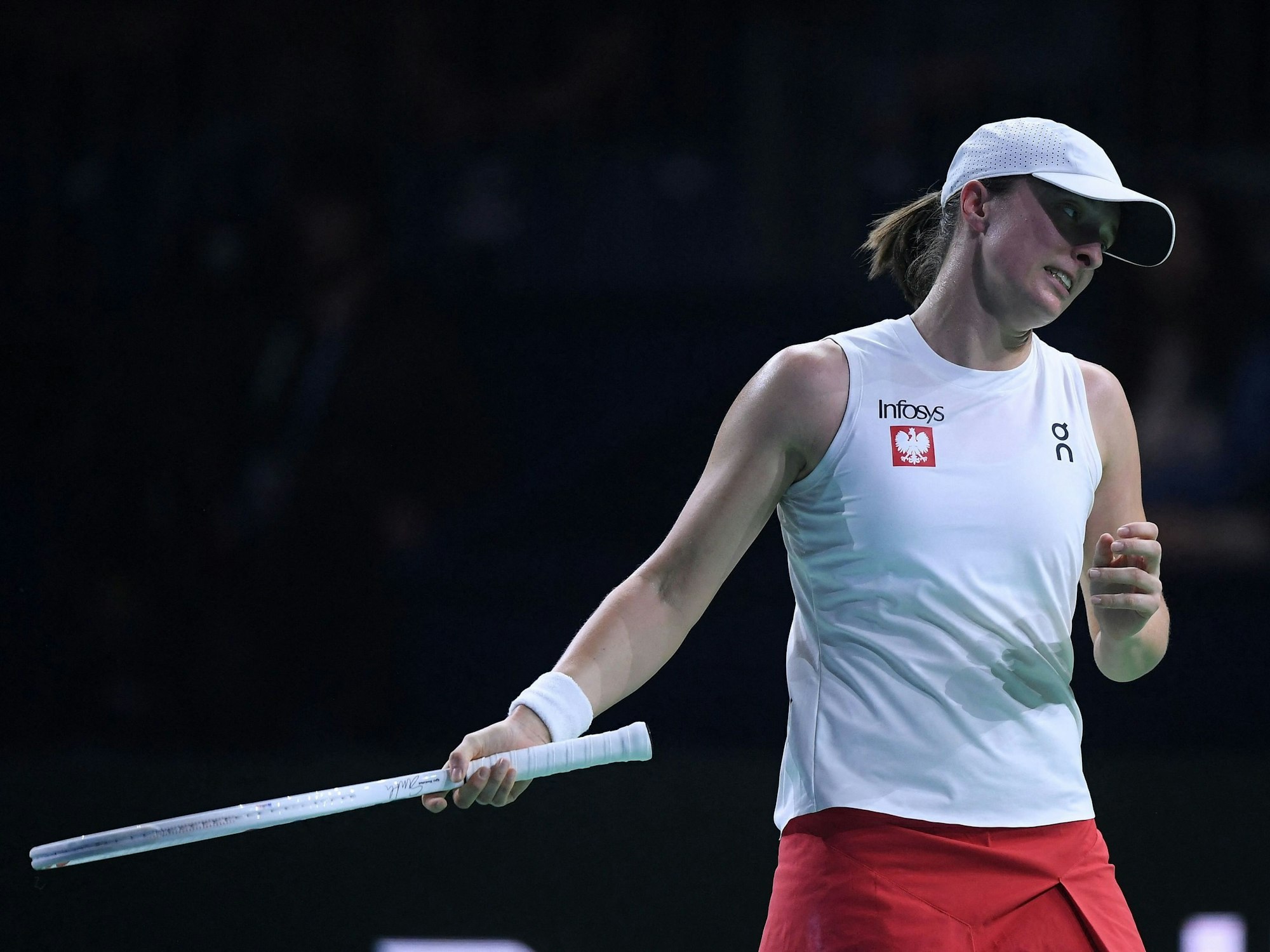 Iga Swiatek mit einem Schläger in der Hand beim Spiel gegen Italien.