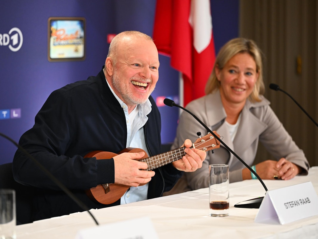 Stefan Raab spielt im Oktober neben ARD-Programmdirektorin Christine Strobl während einer Pressekonferenz auf einer Ukulele: RTL hat viel Geld für den Entertainer ausgegeben.