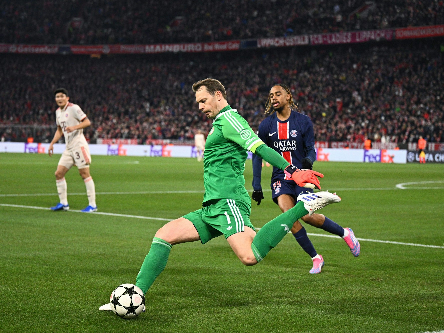 Münchens Torwart Manuel Neuer (M) schlägt den Ball nach vorne.