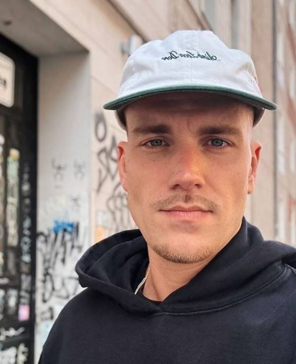 Influencer Felix Stein macht ein Selfie.