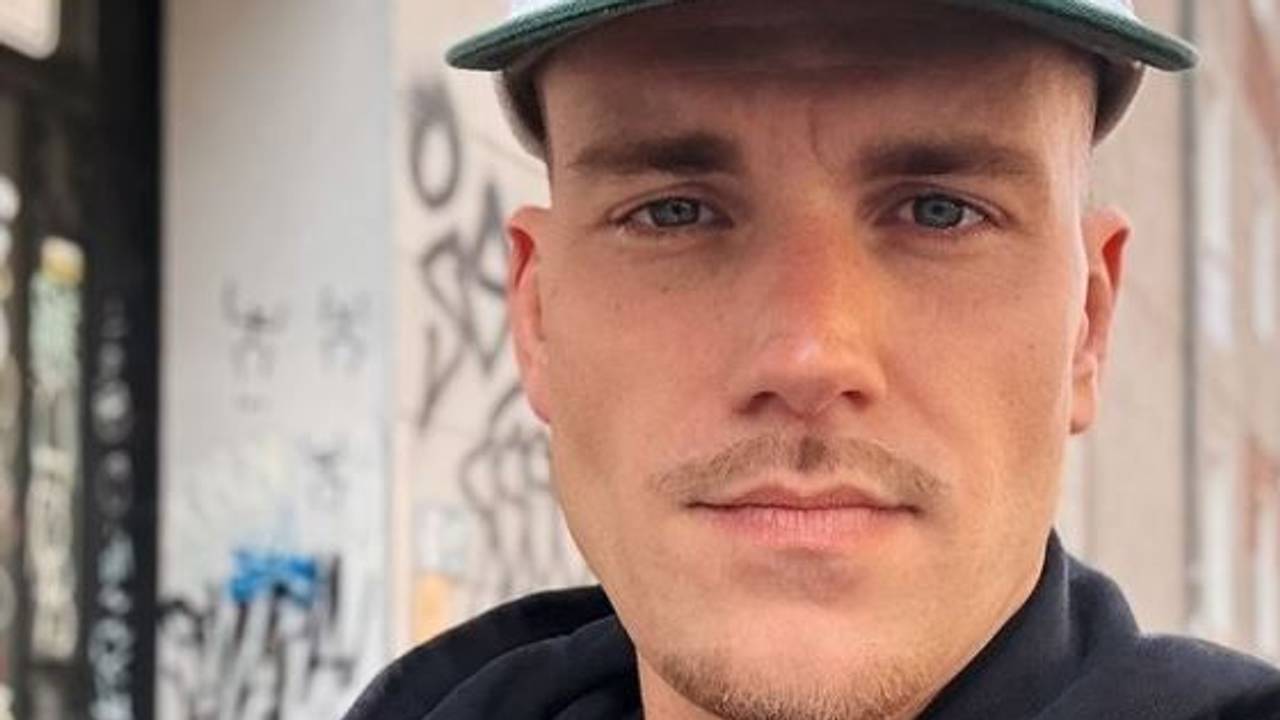 Influencer Felix Stein macht ein Selfie.