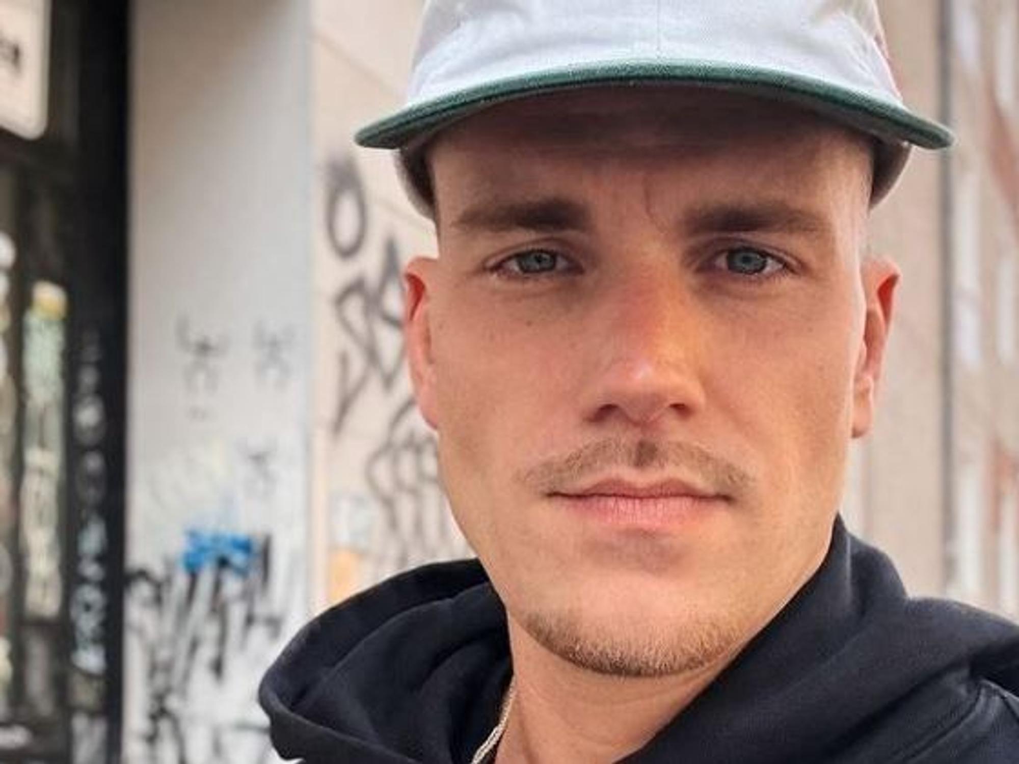 Influencer Felix Stein macht ein Selfie.