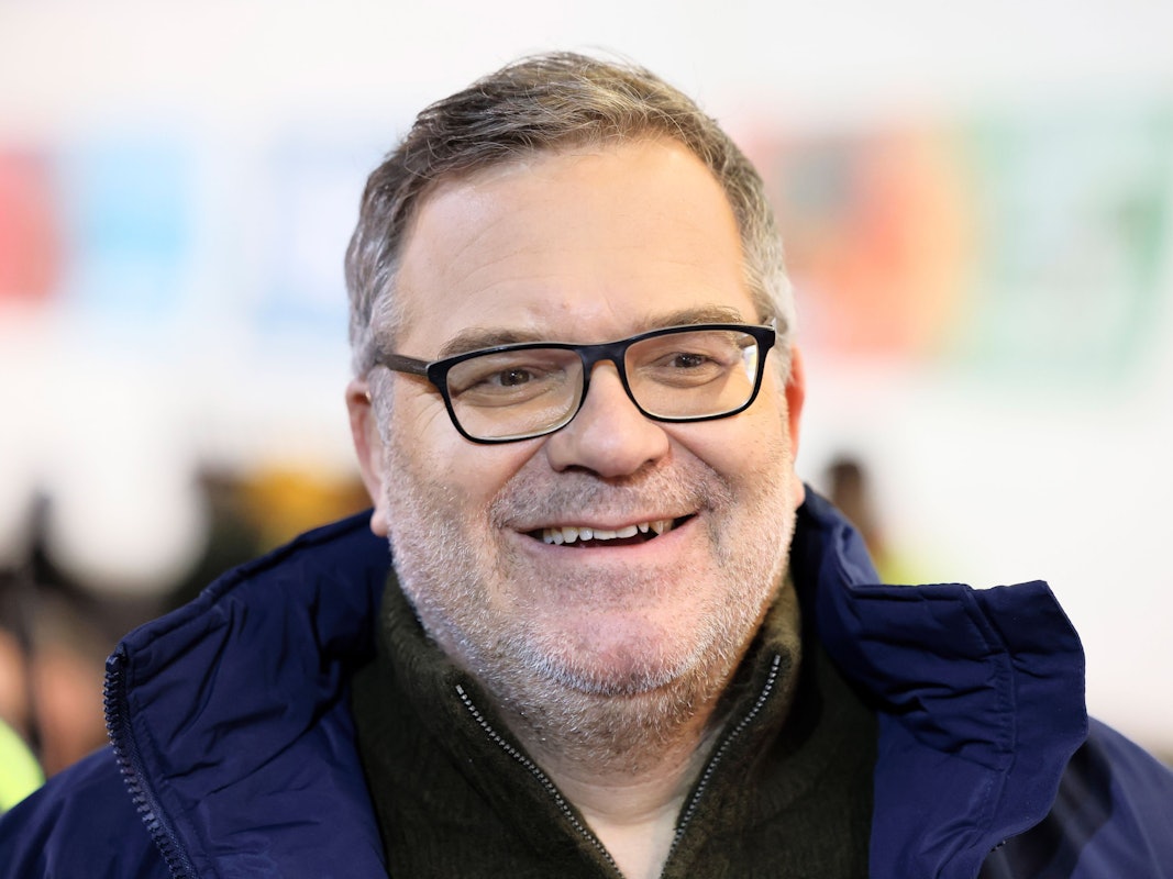 Elton steht am Eiskanal der Bob- und Rodelbahn in Winterberg.