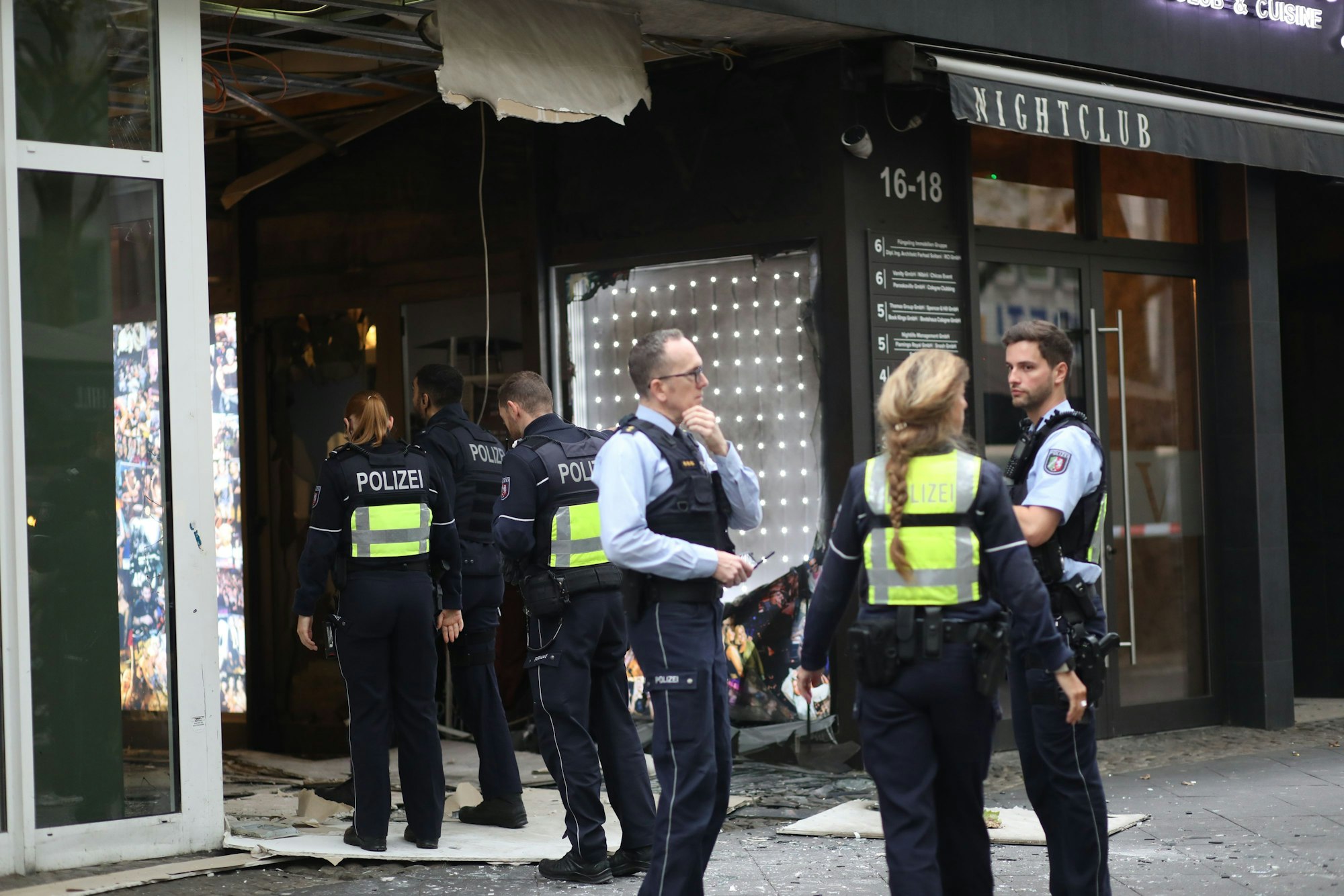 Bei einer Explosion am Montagmorgen am Nachtclub Vanity wurde eine Person verletzt.