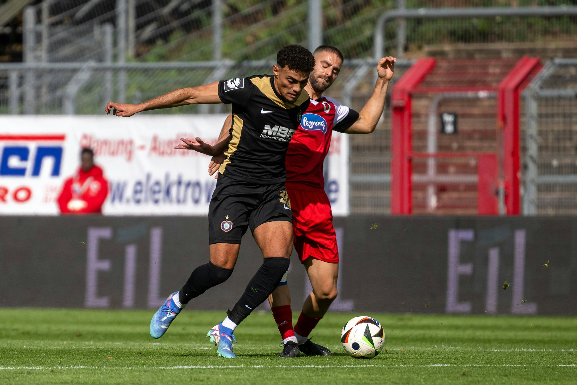 Ali Loune (l.) und Serhat Semih Güler im Zweikampf.