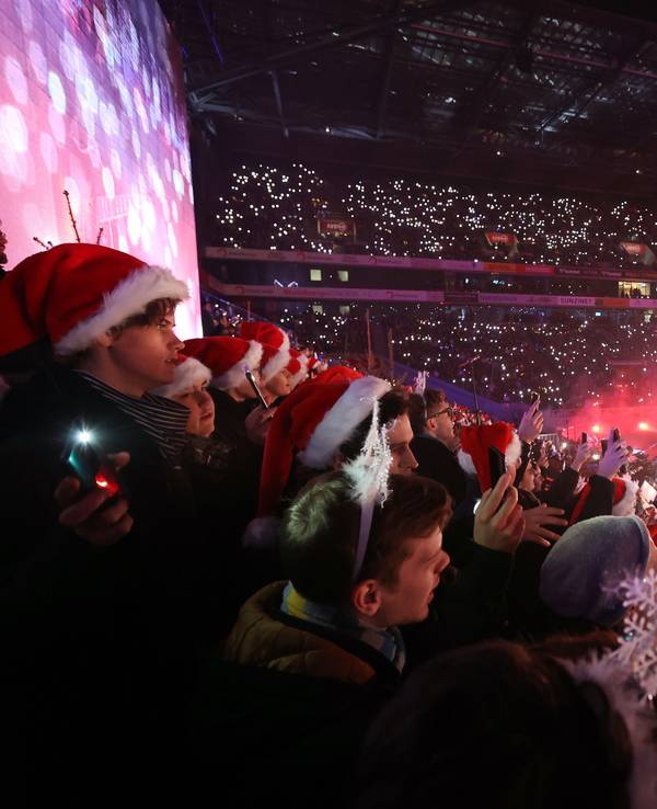 Besucher und Besucherinnen beim Mitsing-Konzert im Rhein-Energie-Stadion