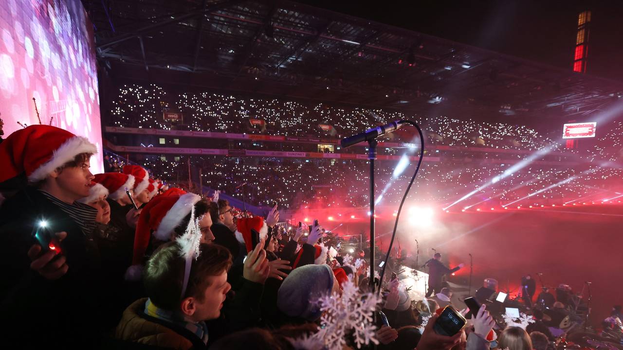 Besucher und Besucherinnen beim Mitsing-Konzert im Rhein-Energie-Stadion