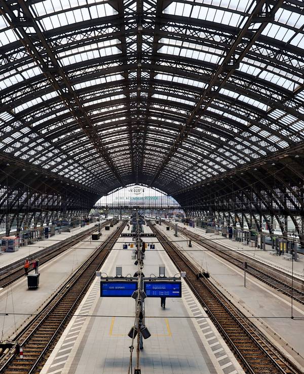 Blick auf den leeren Kölner Hauptbahnhof.