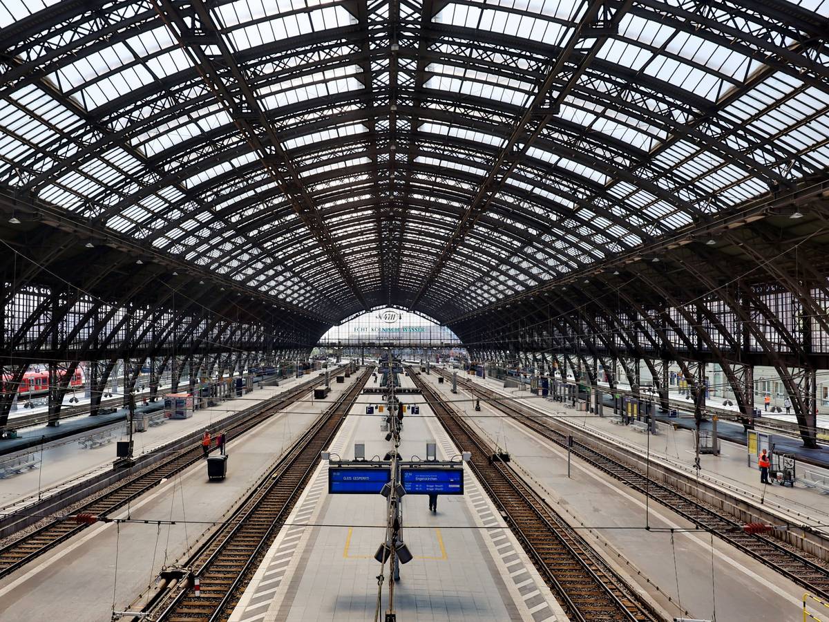 Blick auf den leeren Kölner Hauptbahnhof.