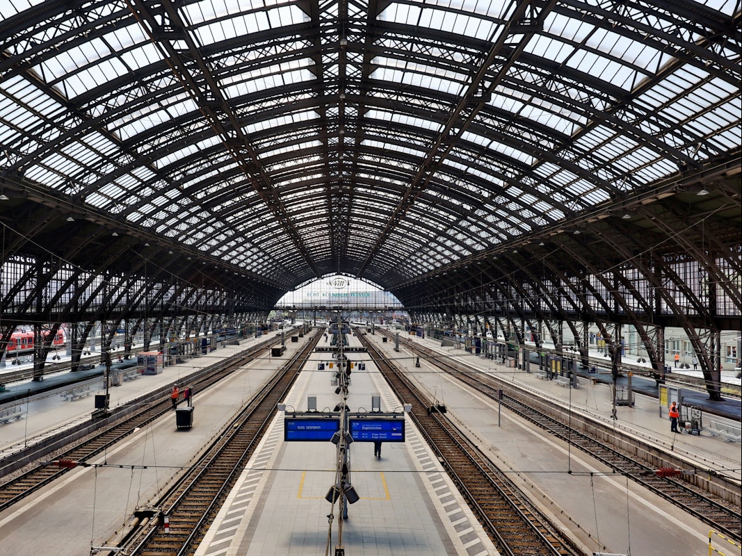 Blick auf den leeren Kölner Hauptbahnhof.