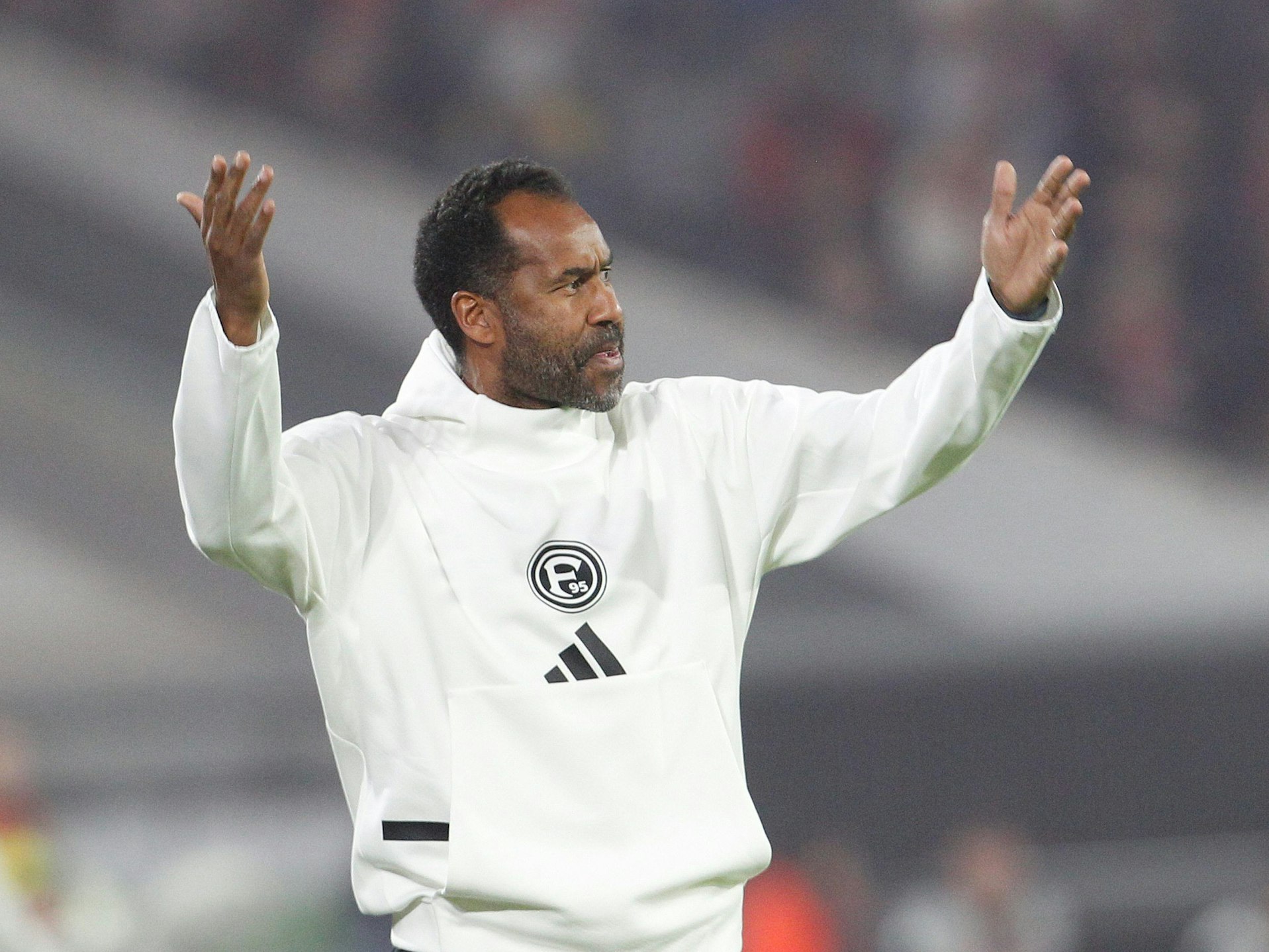 Der Trainer von Fortuna Düsseldorf Daniel Thioune gestikuliert.