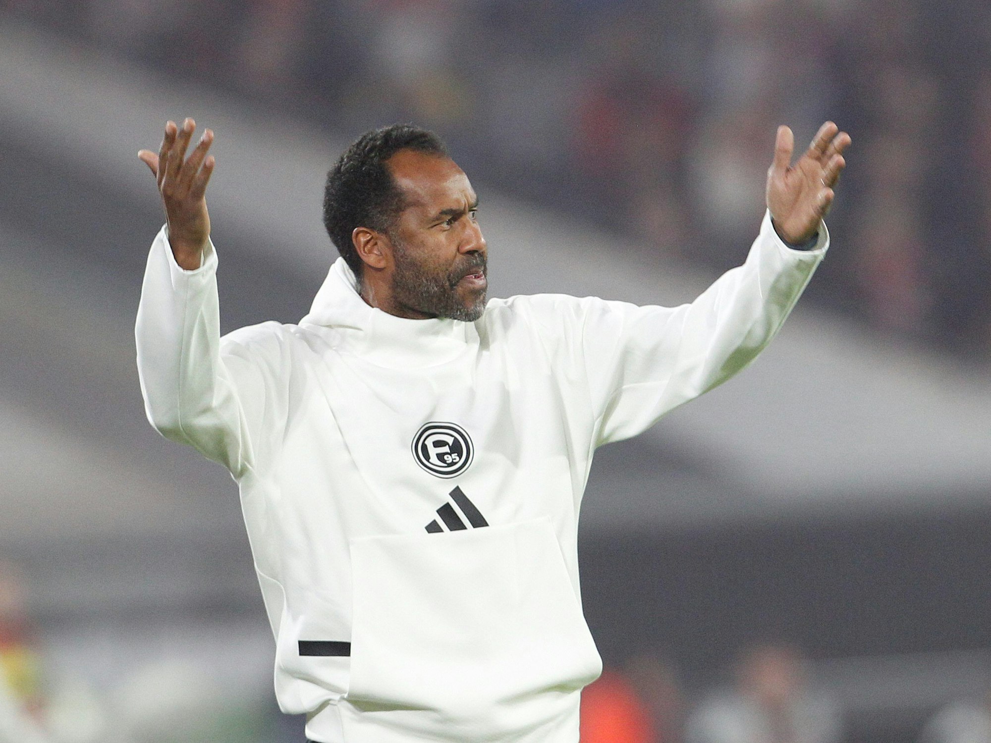 Der Trainer von Fortuna Düsseldorf Daniel Thioune gestikuliert.