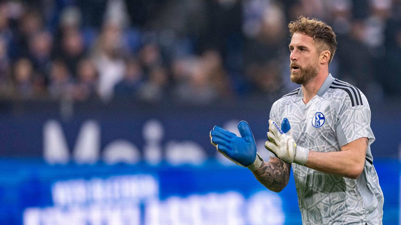 Schalkes Torwart Ralf Fährmann betritt das Stadion.