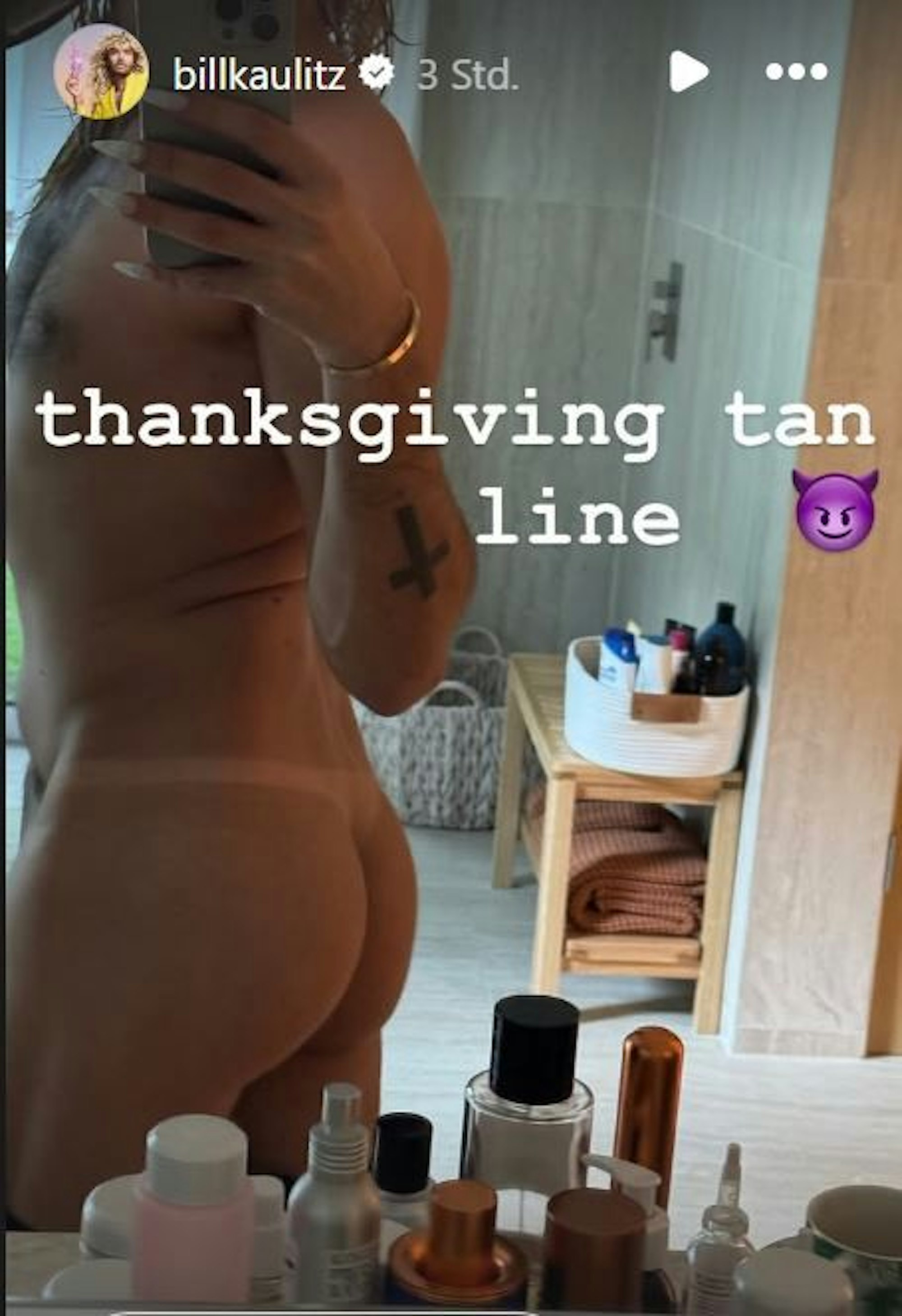 Sänger Bill Kaulitz macht nackt ein Selfie.