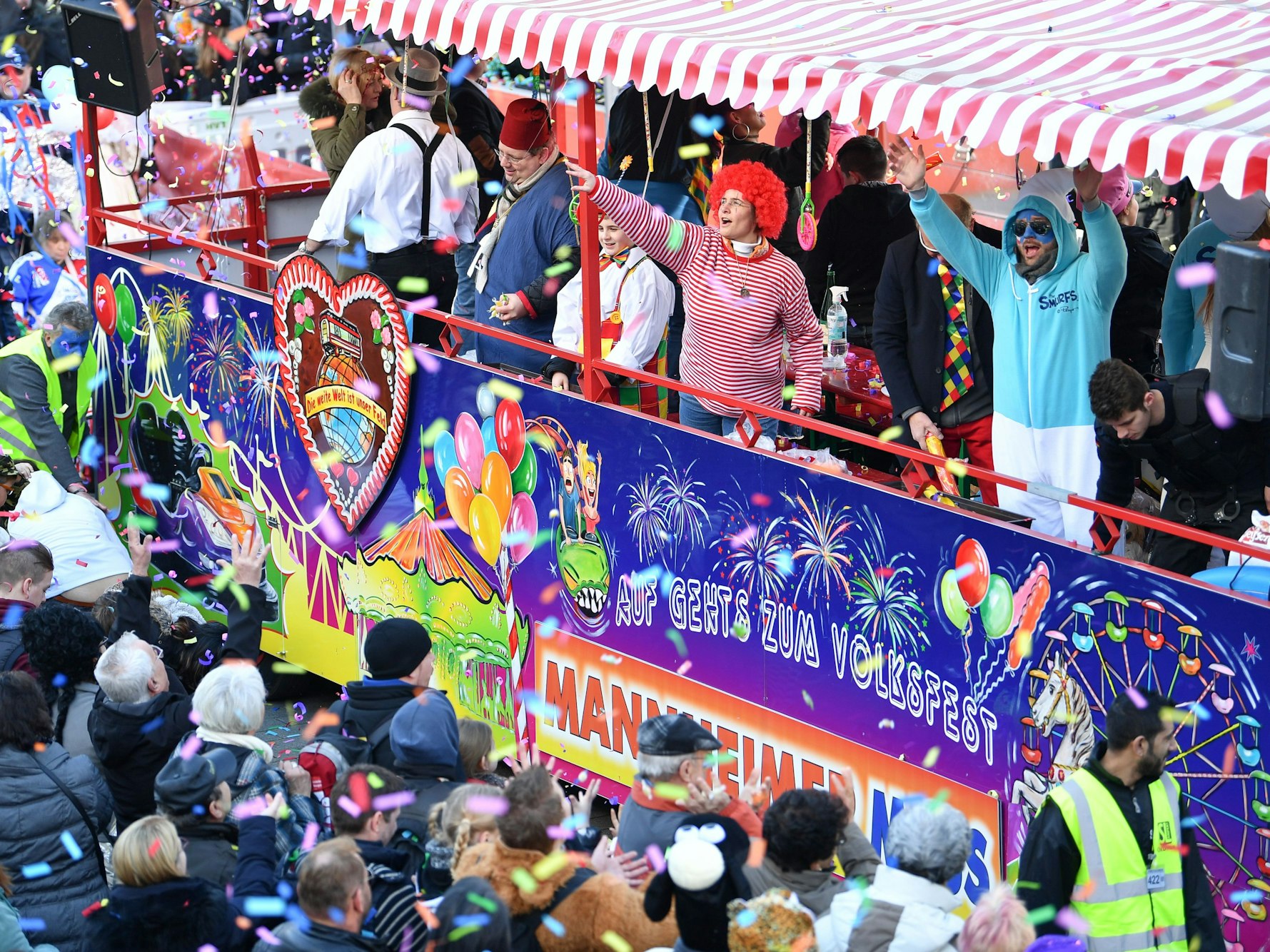 Ärger um Kamellewurf endet vor Gericht (hier ein Symbolbild von 2017 beim Fastnachtsumzug Ludwigshafen-Mannheim) Jecken werfen am 26.02.2017 in Mannheim (Baden-Württemberg) beim gemeinsamen Fastnachtsumzug der Städte Ludwigshafen und Mannheim unter dem Motto: «Egal ob hiwwe oder driwwe, wir sinn all gemeinsam jung gebliewwe» Kamelle von einem Wagen. Foto: Uwe Anspach/dpa ++ +++ dpa-Bildfunk +++