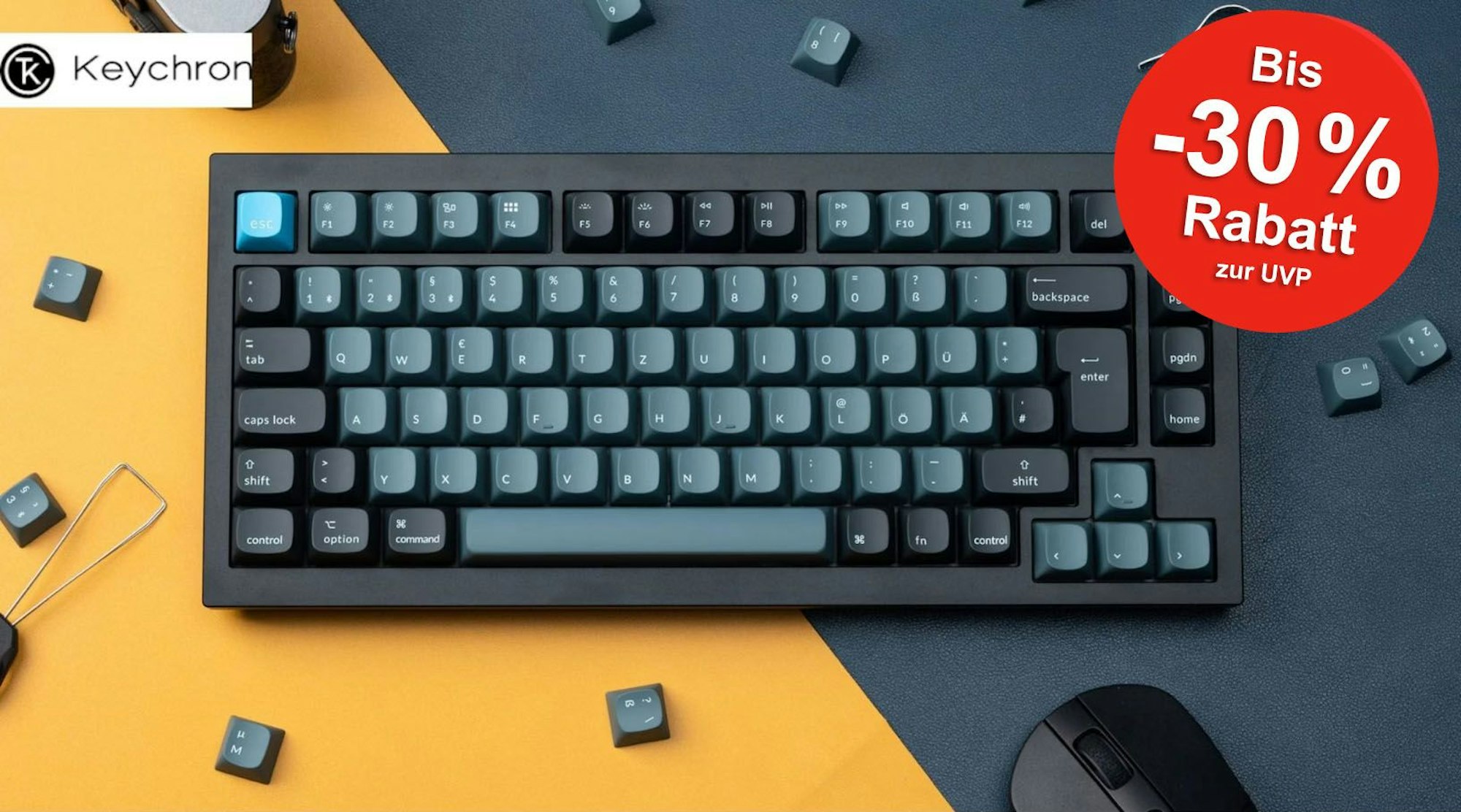 Mechanische Keychron Tastatur von oben auf gelb schwarzem Tisch mit herumliegenden Tasten.