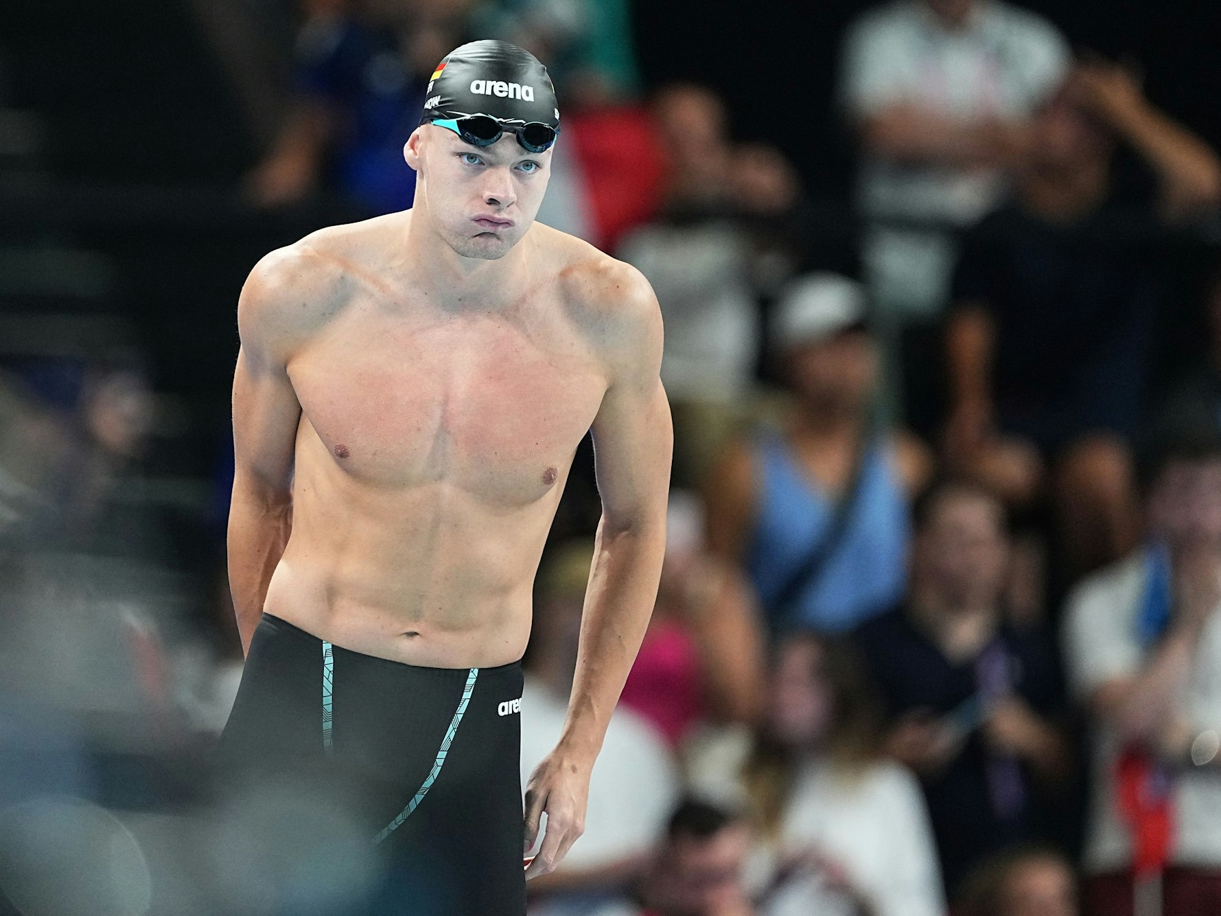 Josha Salchow mit freiem Oberkörper bei Olympia 2024