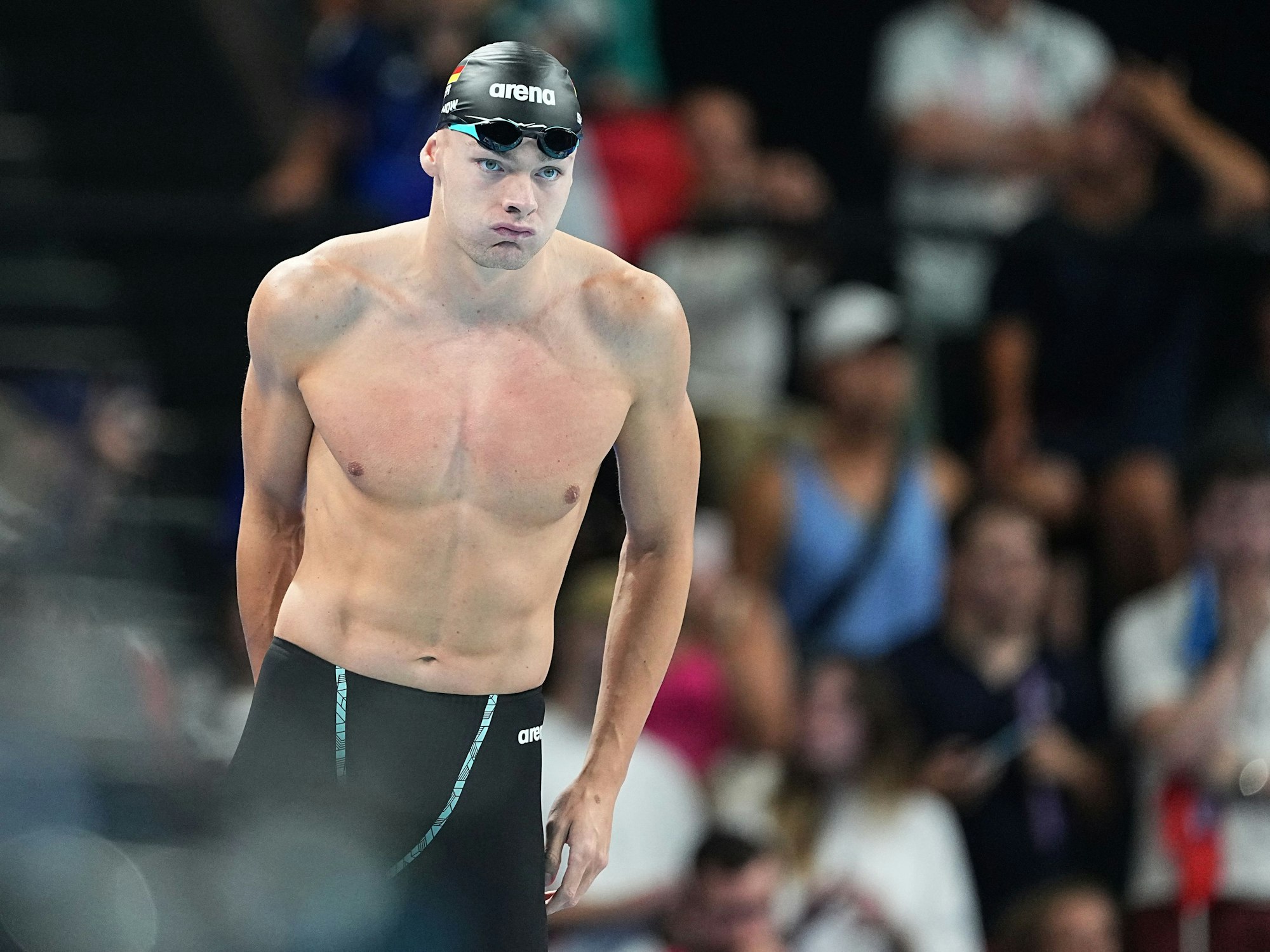 Josha Salchow mit freiem Oberkörper bei Olympia 2024