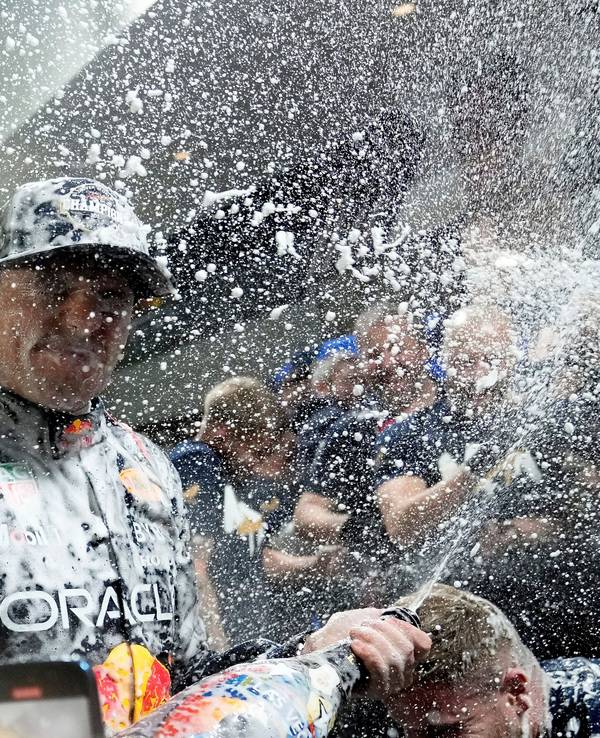 Max Verstappen spritzt in Las Vegas mit Champagner.