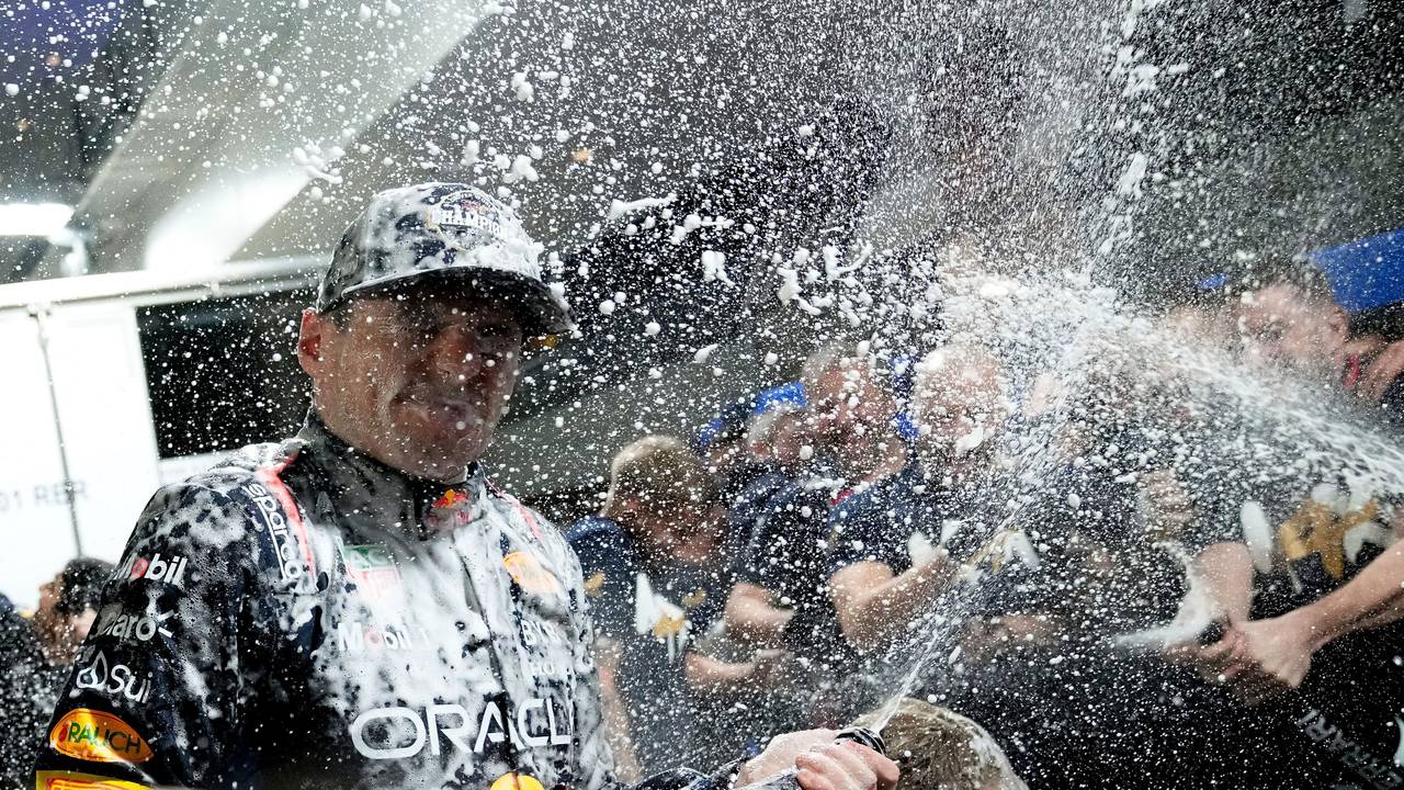 Max Verstappen spritzt in Las Vegas mit Champagner.