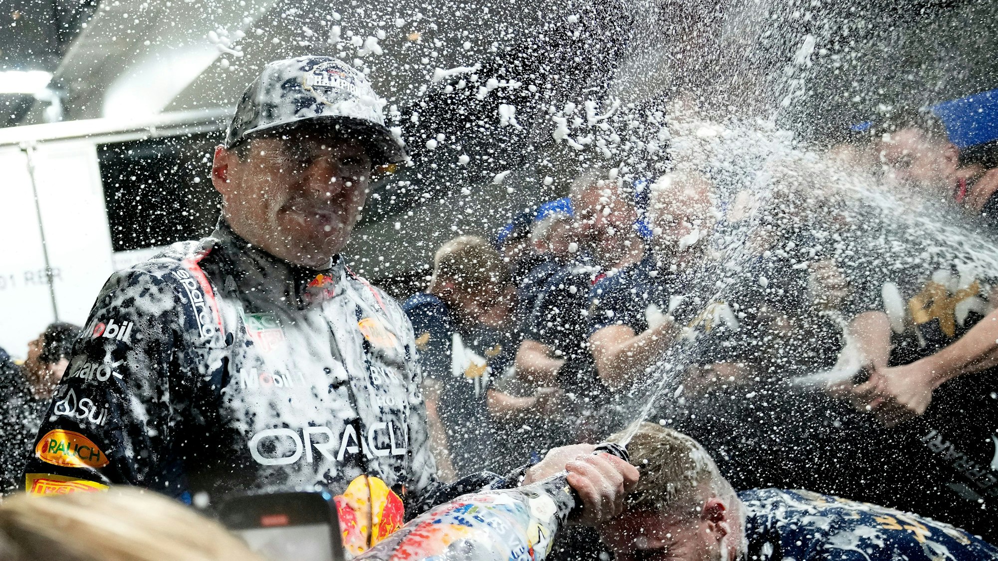 Max Verstappen spritzt in Las Vegas mit Champagner.