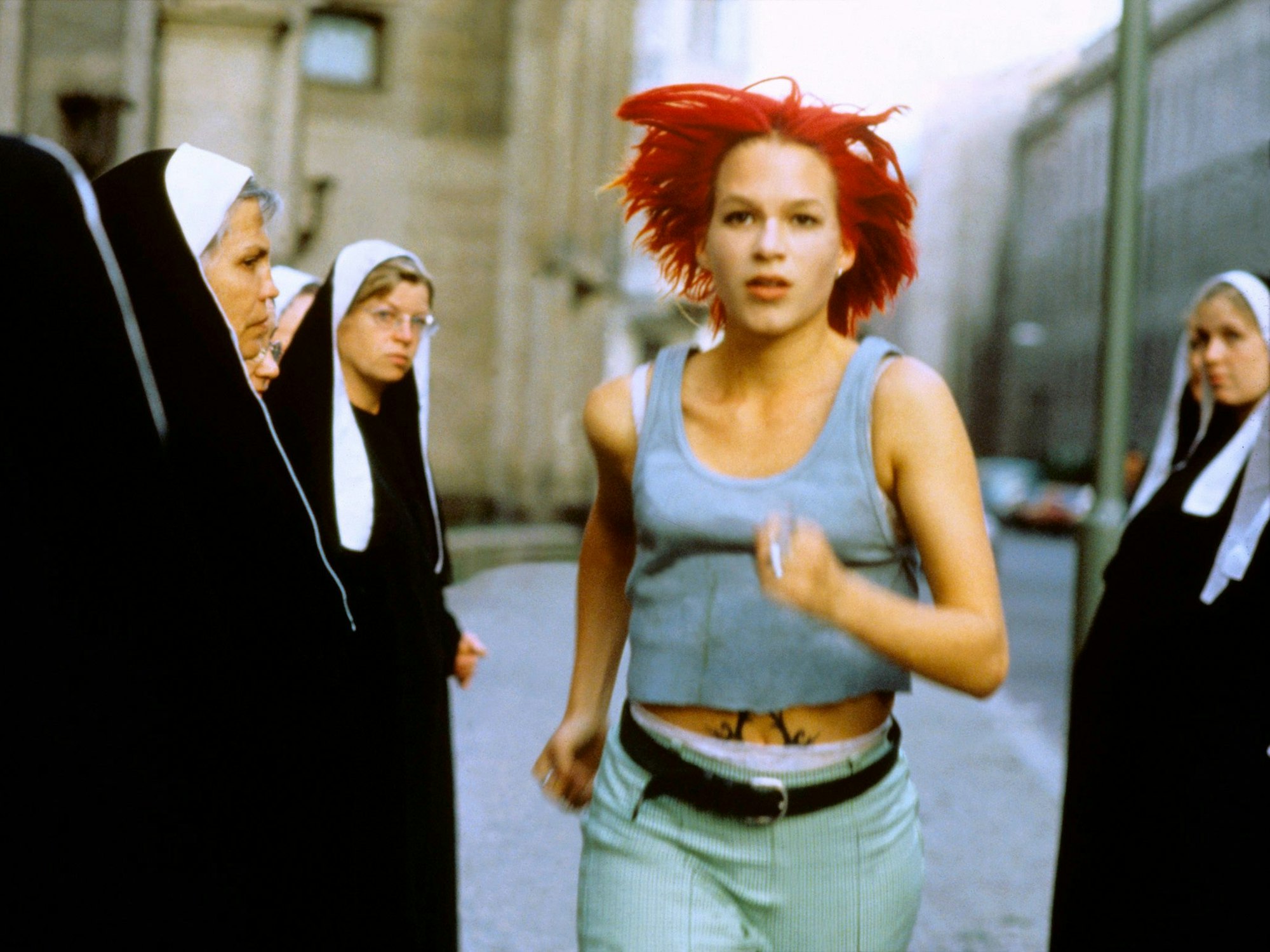Zusehen ist Franka Potente als Lola in einer Szene des bekannten Kinofilm’s "Lola rennt" (1998)