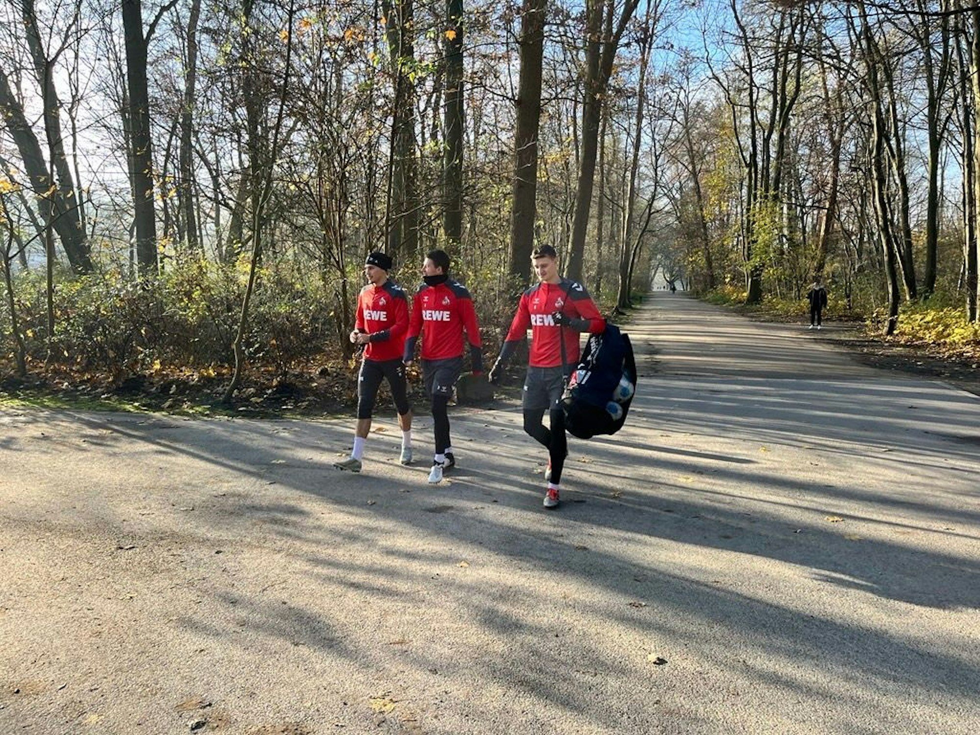 Tim Lemperle, Dominique Heintz und Eric Martel kommen zum Training.