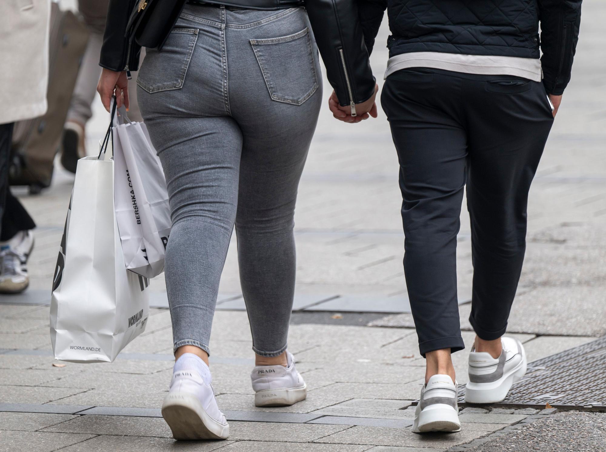 Passanten laufen Mitte Oktober in München mit Tüten in der Hand durch eine Fußgängerzone. Discounter Kodi soll in einem Schutzschirmverfahren saniert werden.