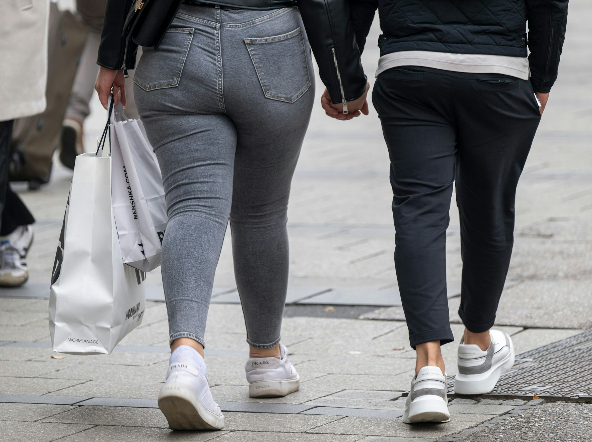 Passanten laufen Mitte Oktober in München mit Tüten in der Hand durch eine Fußgängerzone. Discounter Kodi soll in einem Schutzschirmverfahren saniert werden.