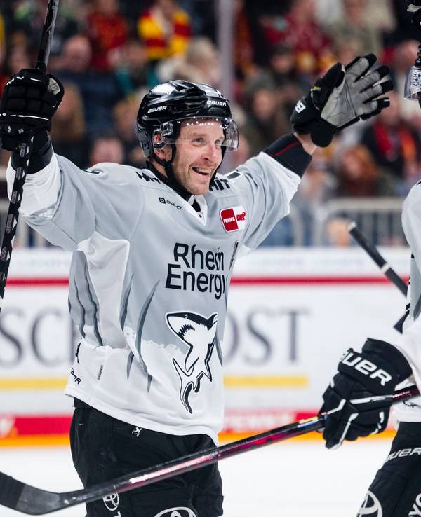 Kölns Torschütze Frederik Storm (l) und Louis-Marc Aubry jubeln nach dem Treffer zum 6:1.