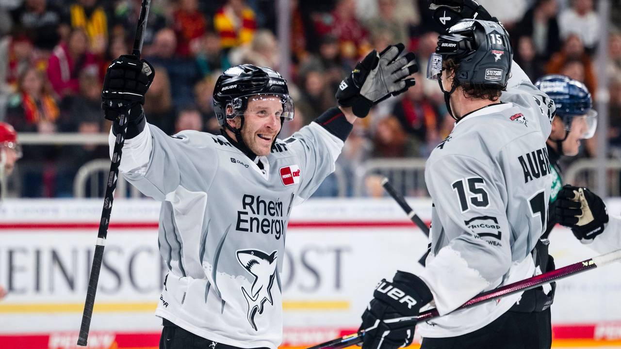 Kölns Torschütze Frederik Storm (l) und Louis-Marc Aubry jubeln nach dem Treffer zum 6:1.