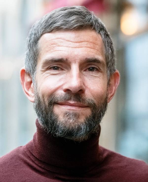 Der Journalist und Autor Micky Beisenherz steht in seinem Wohnviertel auf der Straße.