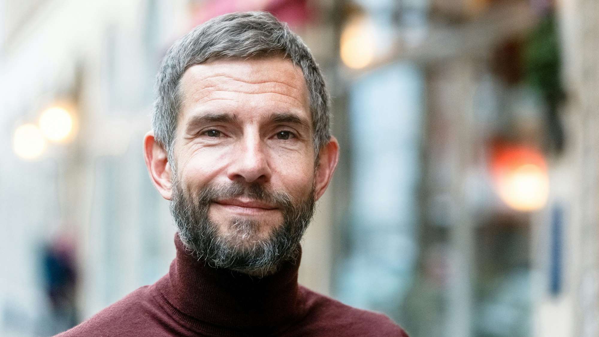 Der Journalist und Autor Micky Beisenherz steht in seinem Wohnviertel auf der Straße.