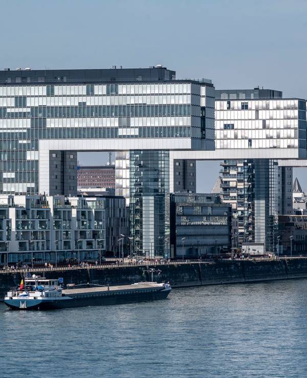 Stadtpanorama mit Kranhäusern und Dom