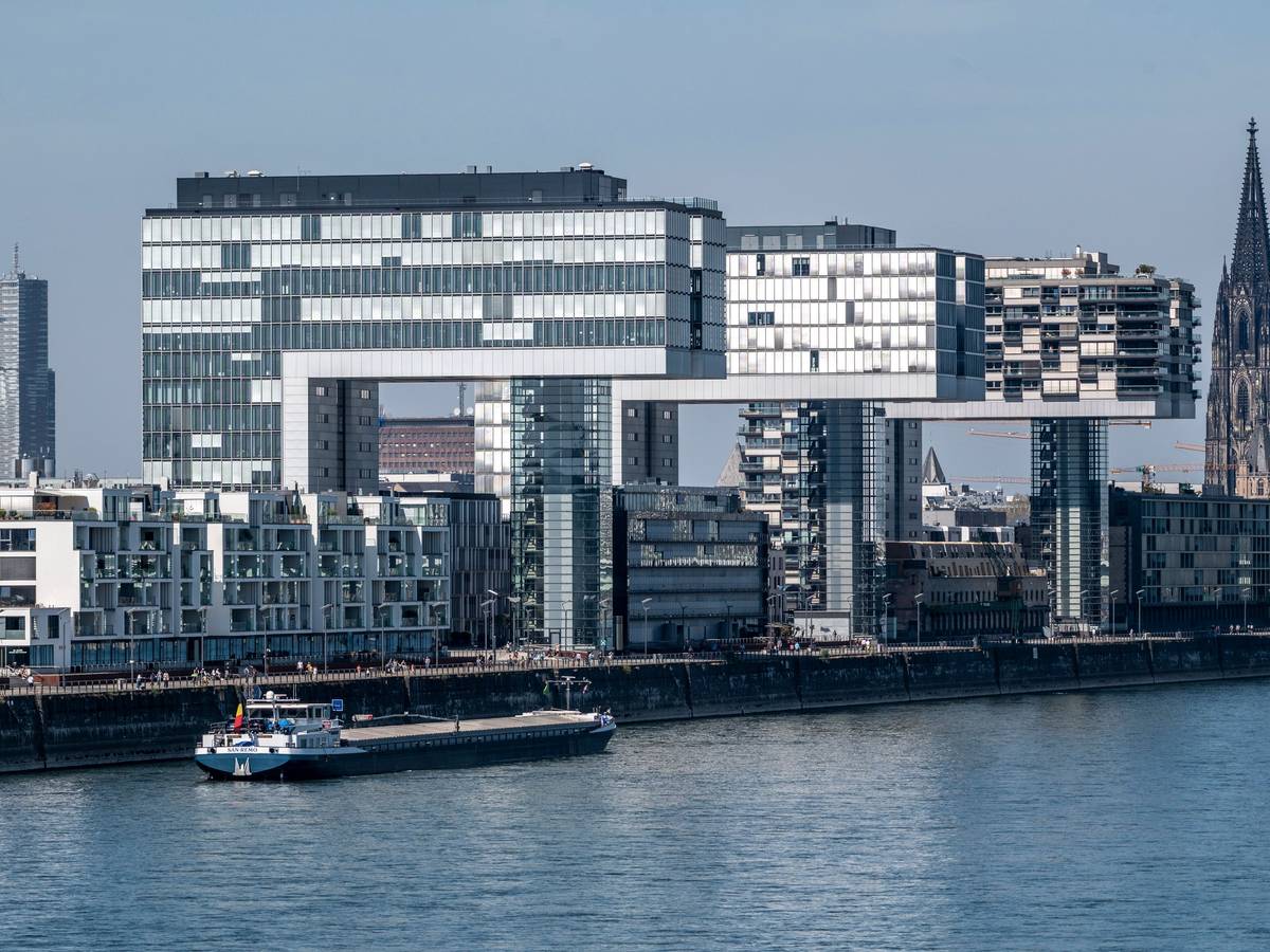 Rheinpanorama mit den Kranhäusern und dem Kölner Dom.