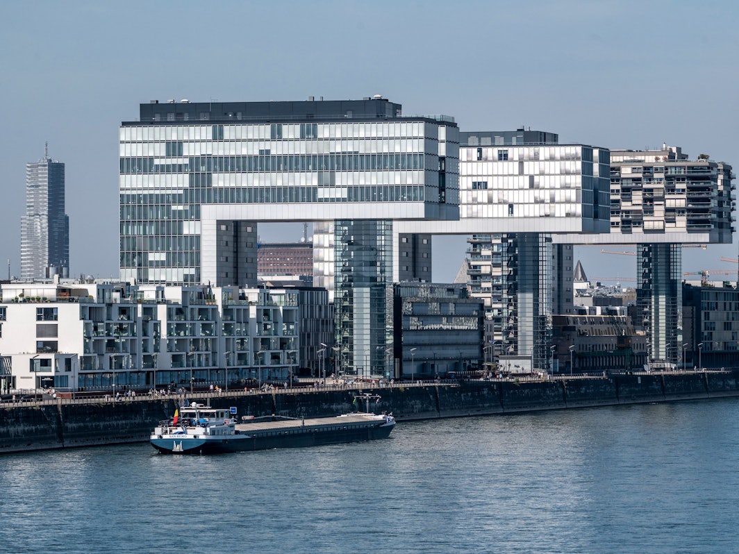 Rheinpanorama mit den Kranhäusern und dem Kölner Dom.