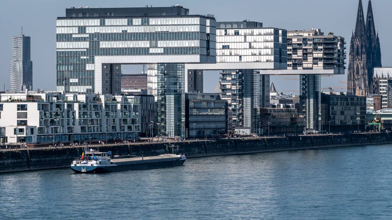 Stadtpanorama mit Kranhäusern und Dom