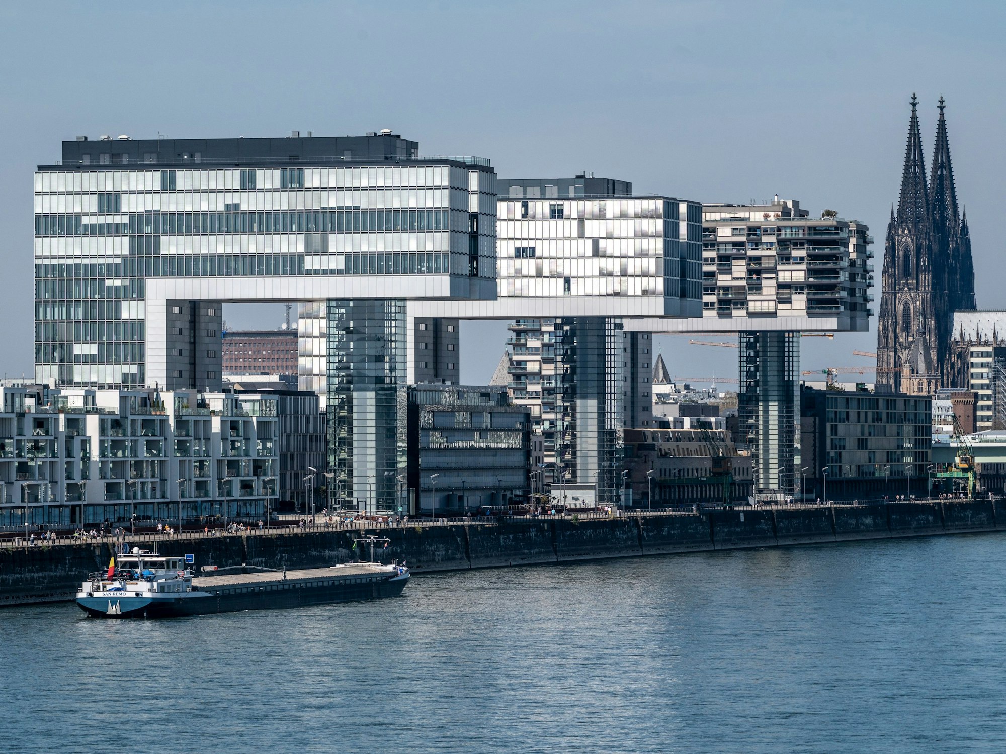 Stadtpanorama mit Kranhäusern und Dom