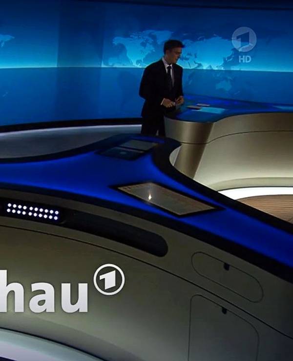 Das Logo der ARD-Nachrichtensendung „Tagesschau“ ist vor dem Studio zu sehen.