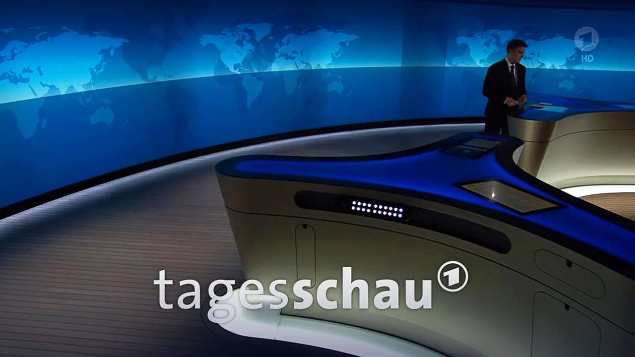 Das Logo der ARD-Nachrichtensendung „Tagesschau“ ist vor dem Studio zu sehen.