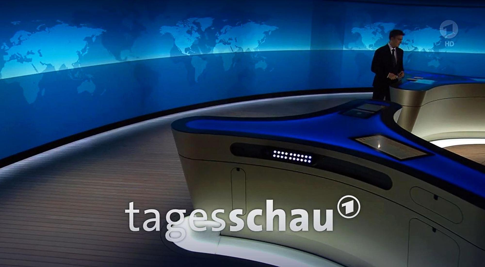 Das Logo der ARD-Nachrichtensendung „Tagesschau“ ist vor dem Studio zu sehen (Screenshot).