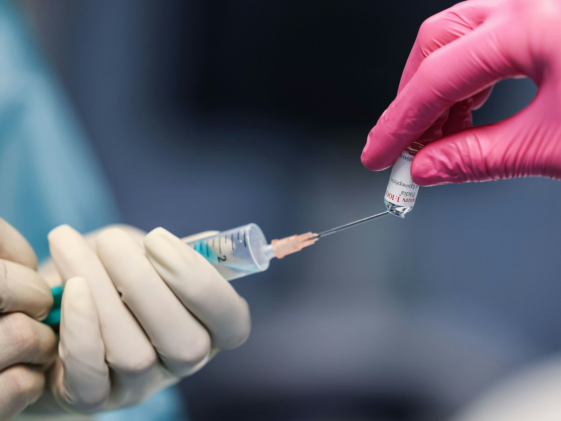 Ein Gericht in New Mexiko verdonnerte eine Klinik dazu, einem 72-jährigen Ex-Patienten 412 Millionen Dollar zu zahlen. Unser Symbolbild zeigt eine OP-Schwester, die eine Spritze für eine Narkose aufzieht.picture alliance/dpa