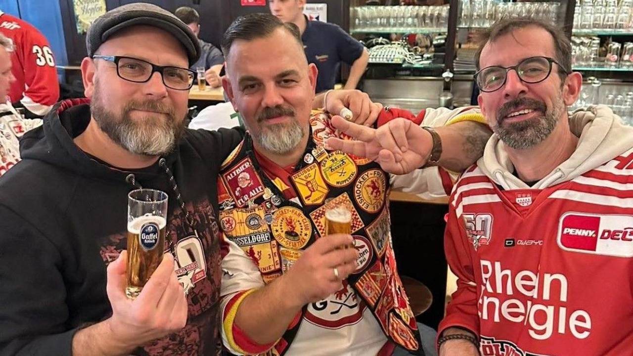 Beim Spiel der Kölner Haie in der Lanxess-Arena werden Fahnen geschwenkt.