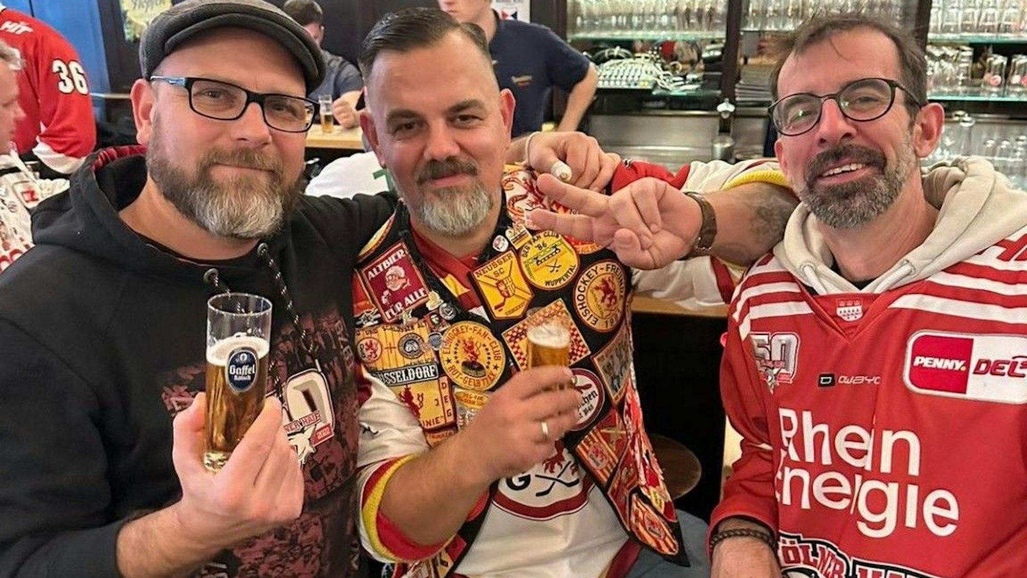 Beim Spiel der Kölner Haie in der Lanxess-Arena werden Fahnen geschwenkt.