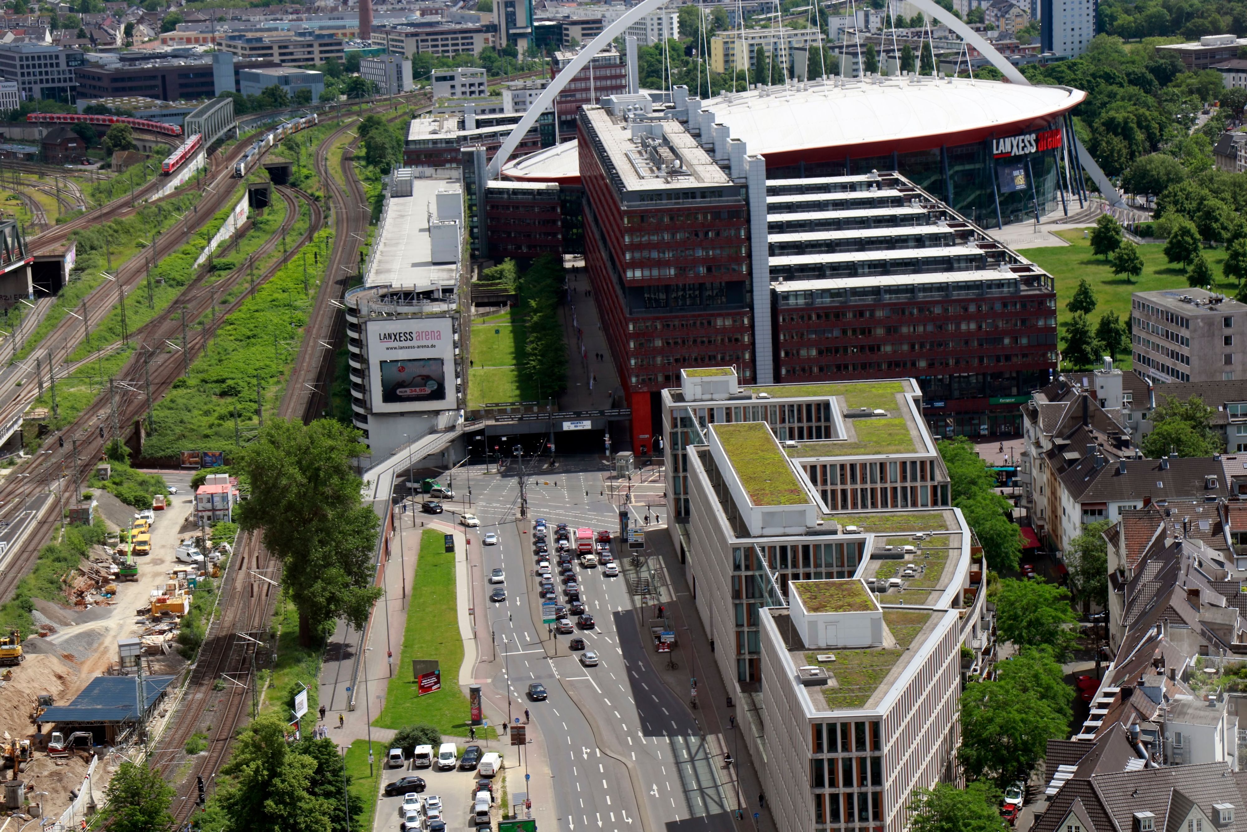 Das Parkdeck P1 der Lanxess-Arena verwandelt sich für eine Nacht in ein spektakuläres Open-Air-Kino. (Archivfoto)