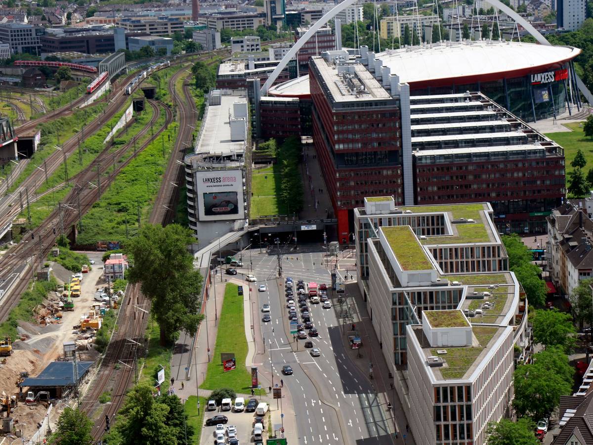 Das Parkdeck P1 der Lanxess-Arena verwandelt sich für eine Nacht in ein spektakuläres Open-Air-Kino. (Archivfoto)